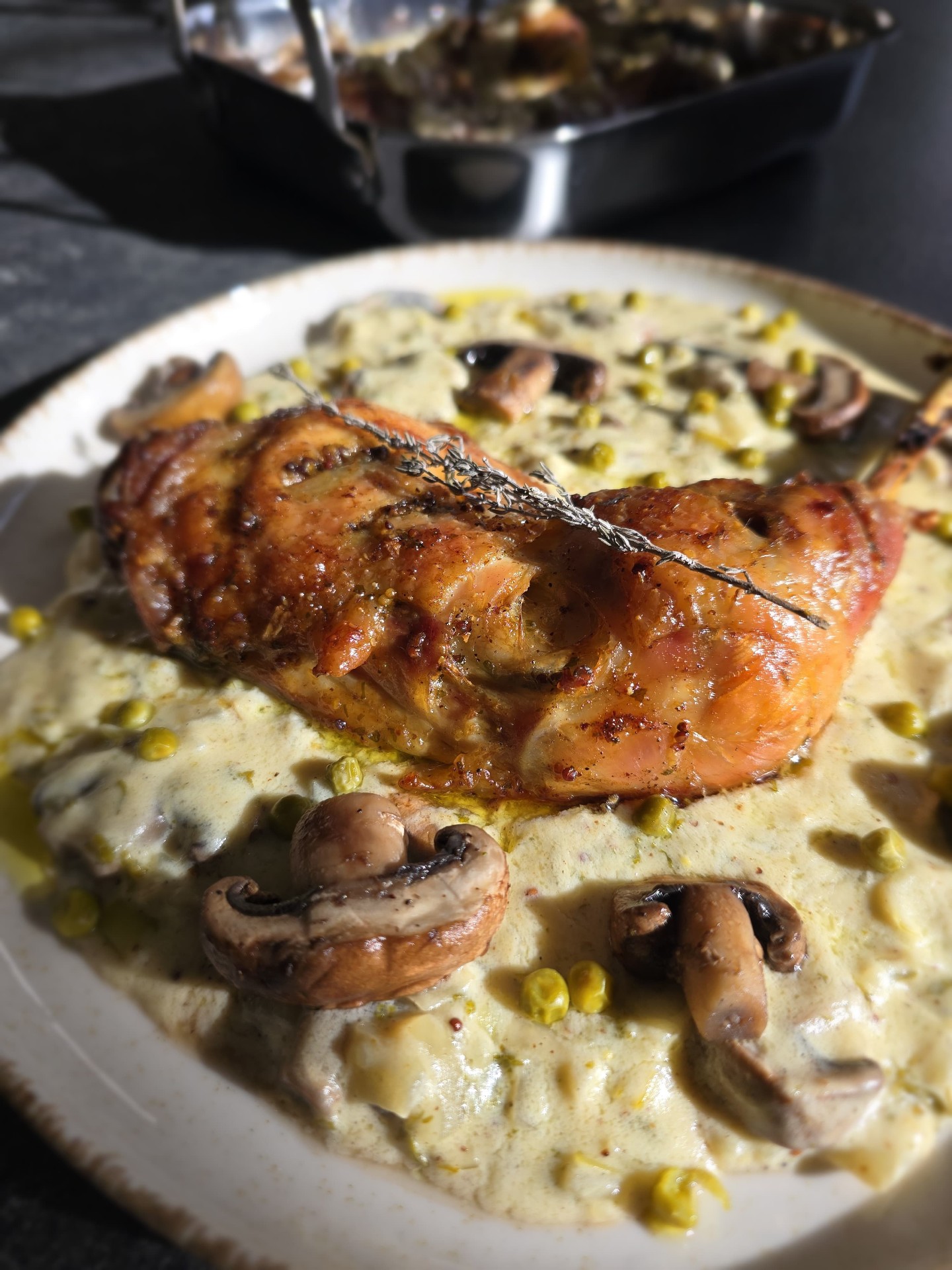 Poulet rôti, sauce crémeuse aux champignons et petits pois