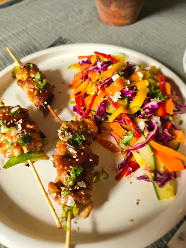 Brochettes de poulet au sésame et salade de légumes colorés