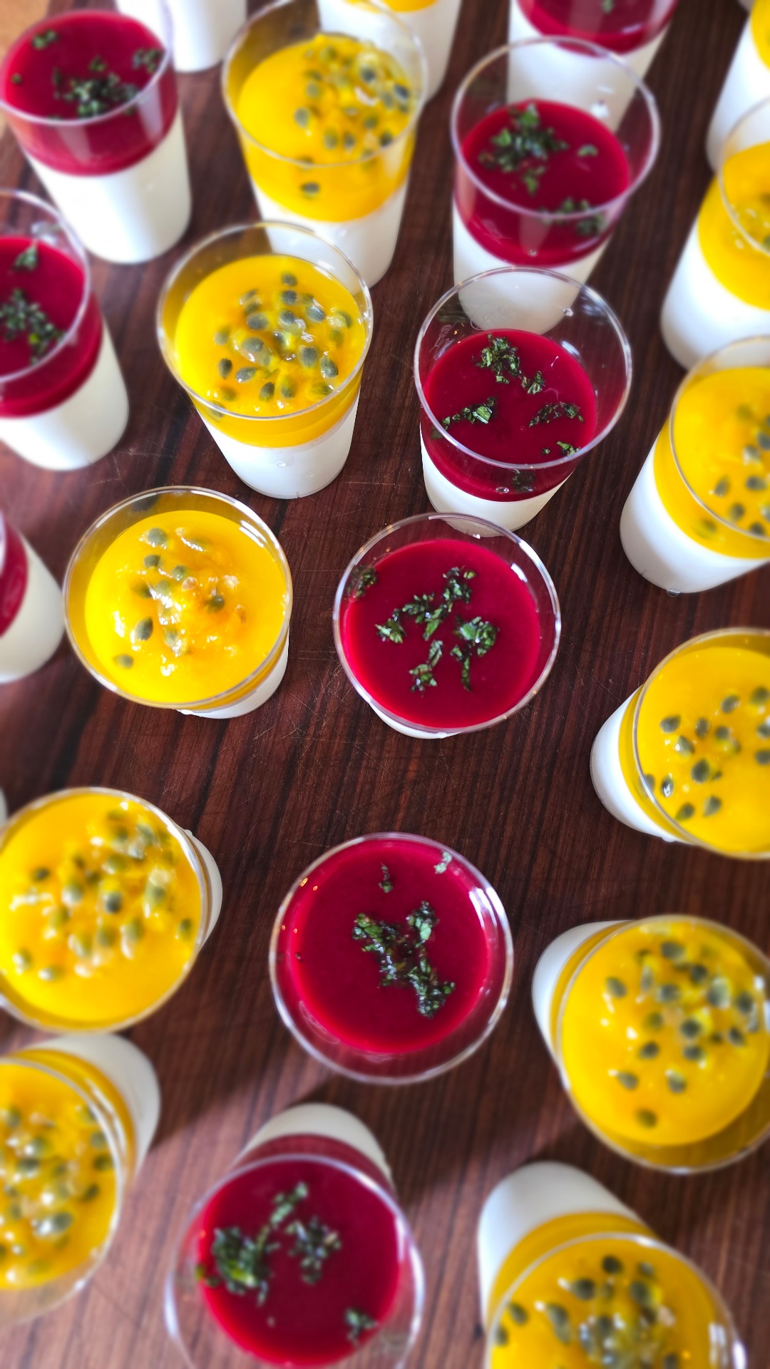 Verrines de panna cotta mangue-fruit de la passion et fruits rouges