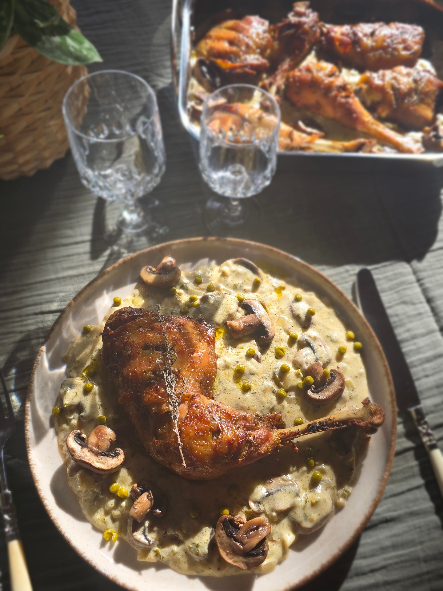 Poulet rôti, sauce crémeuse aux champignons et petits pois