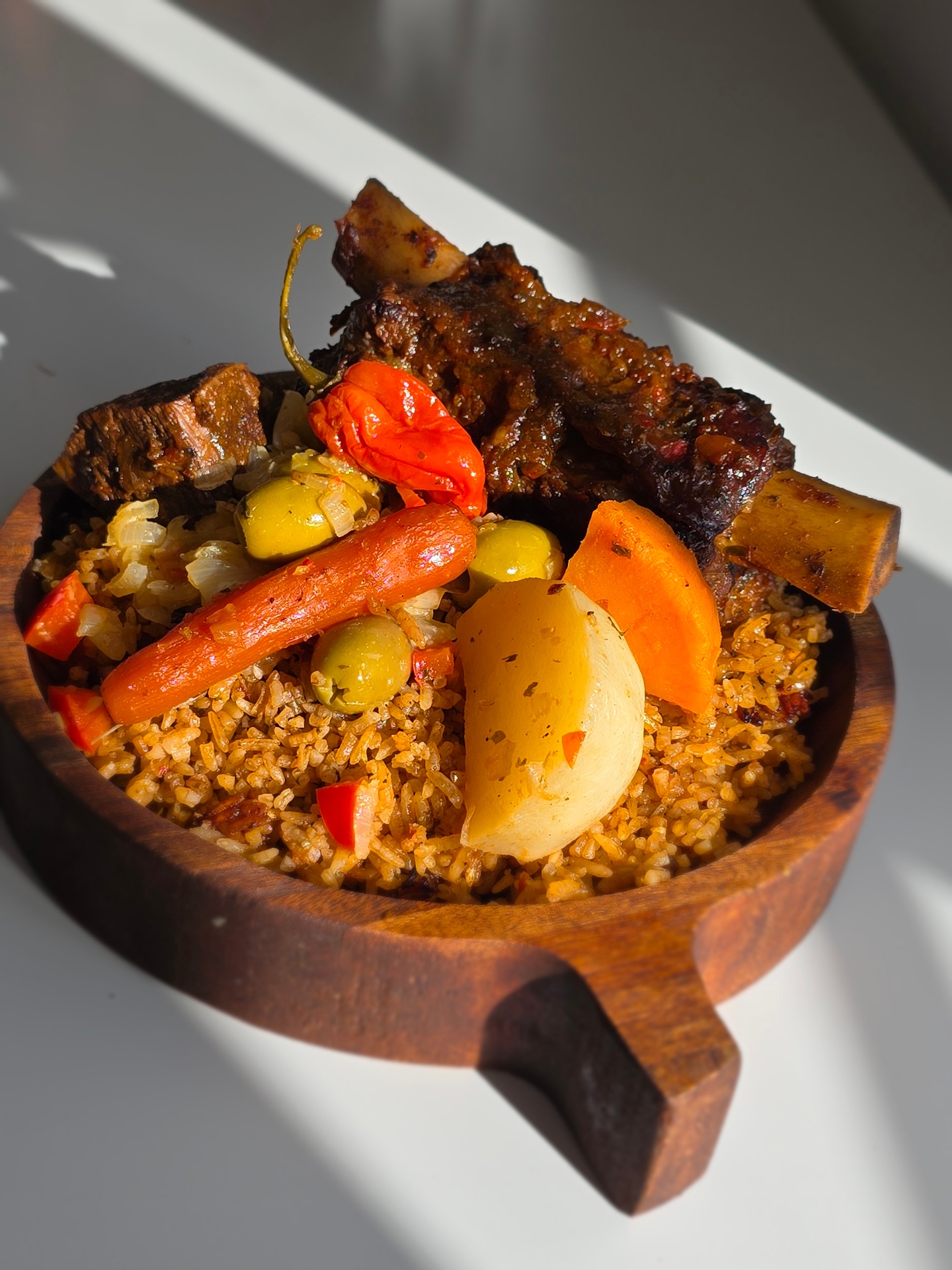 Thiebou yapp, plat traditionnel sénégalais, servi en plat à partager