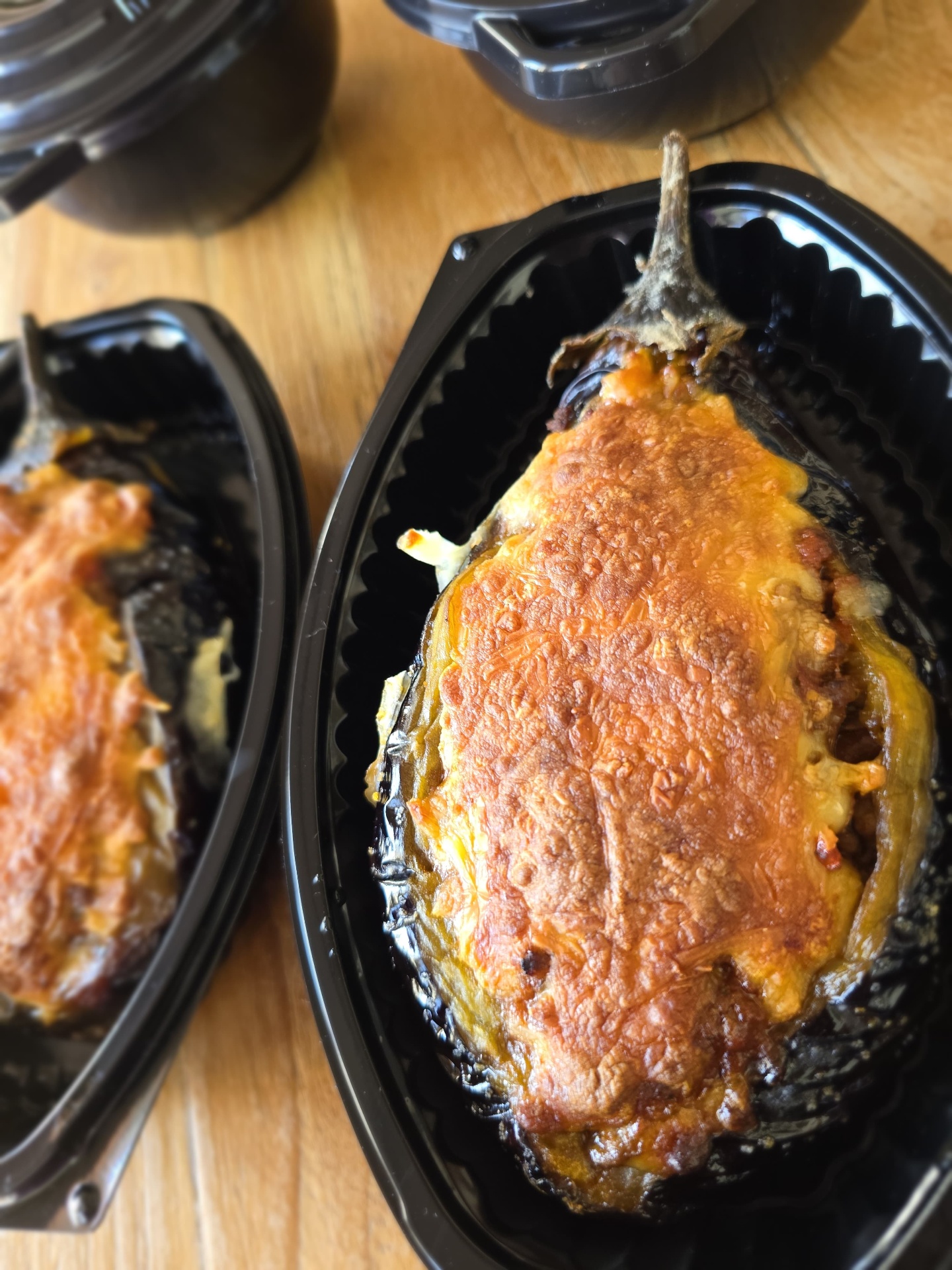 Aubergine farcie gratinée en barquette à emporter
