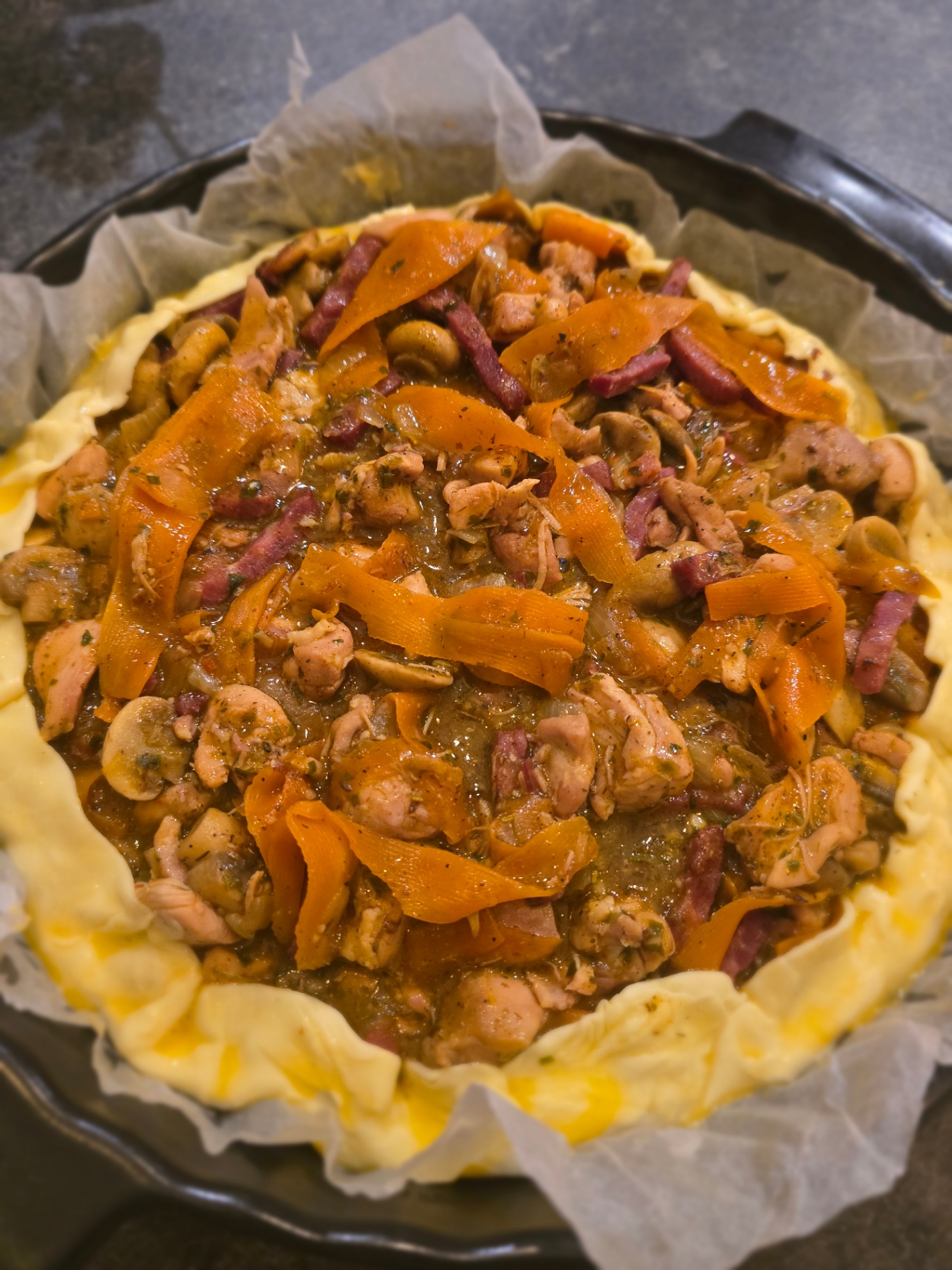 Tourte garnie de poulet, carottes et lardons
