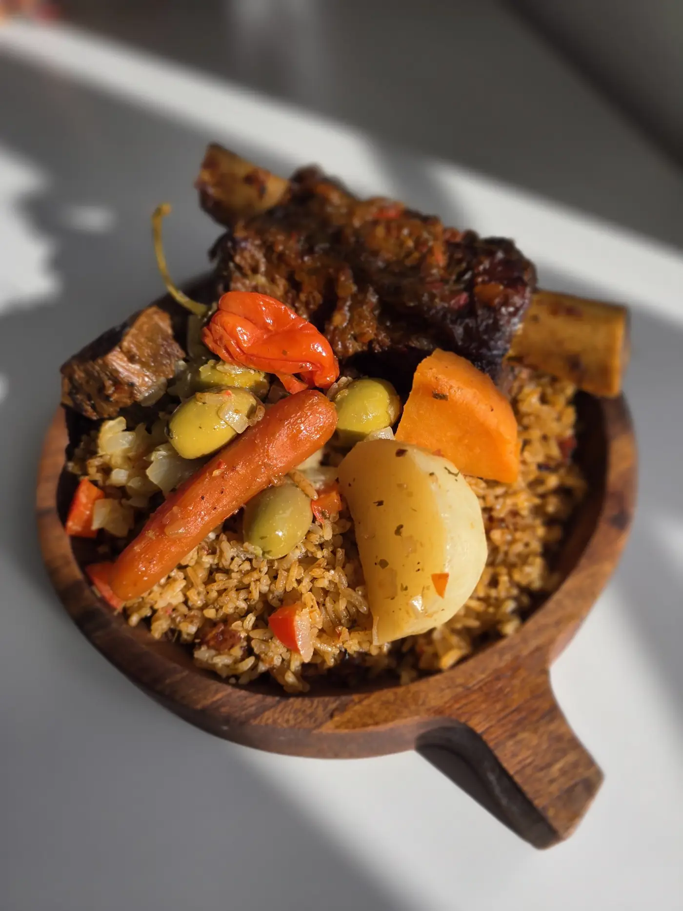 Agneau confit, riz Jollof et légumes mijotés
