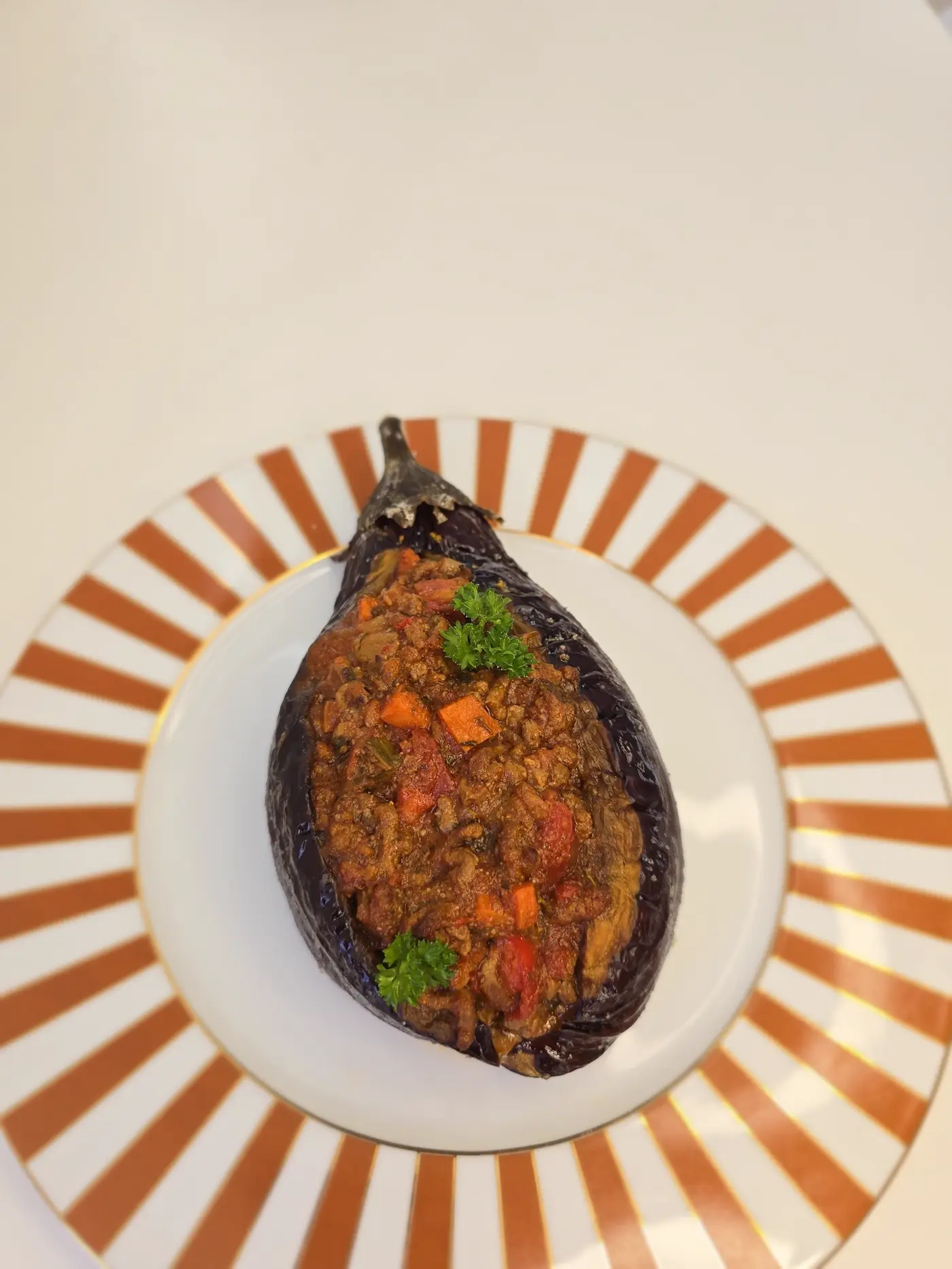 Aubergine farcie à la viande et aux légumes