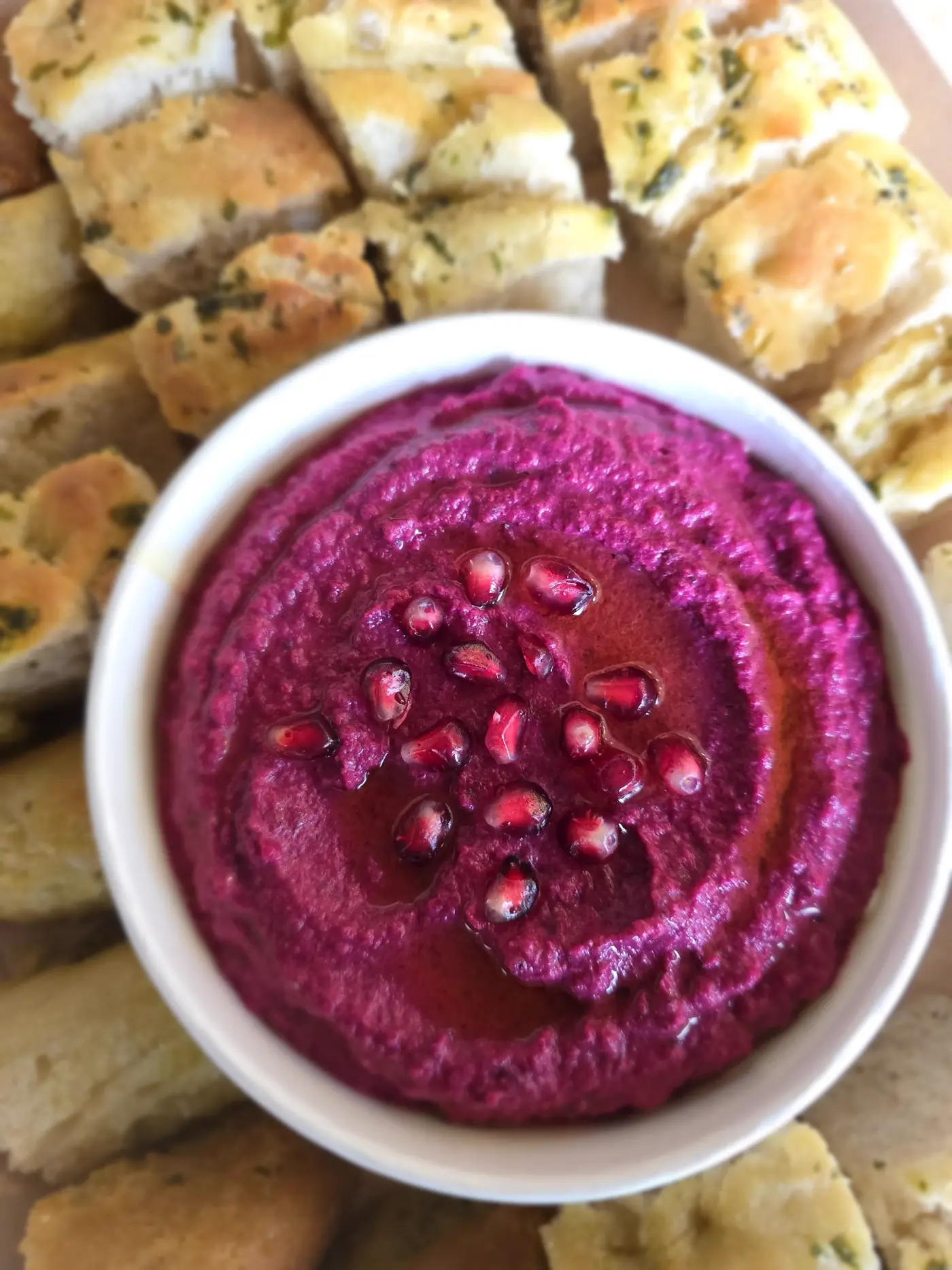 Houmous de betterave et focaccia aux herbes