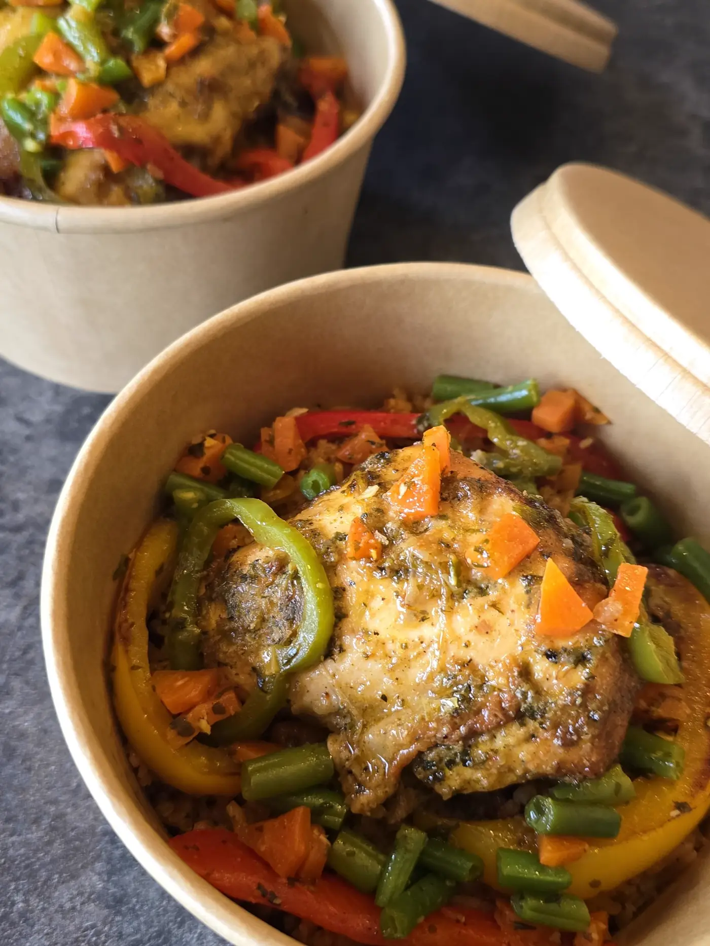 Poulet mariné, légumes croquants et riz en barquette à emporter