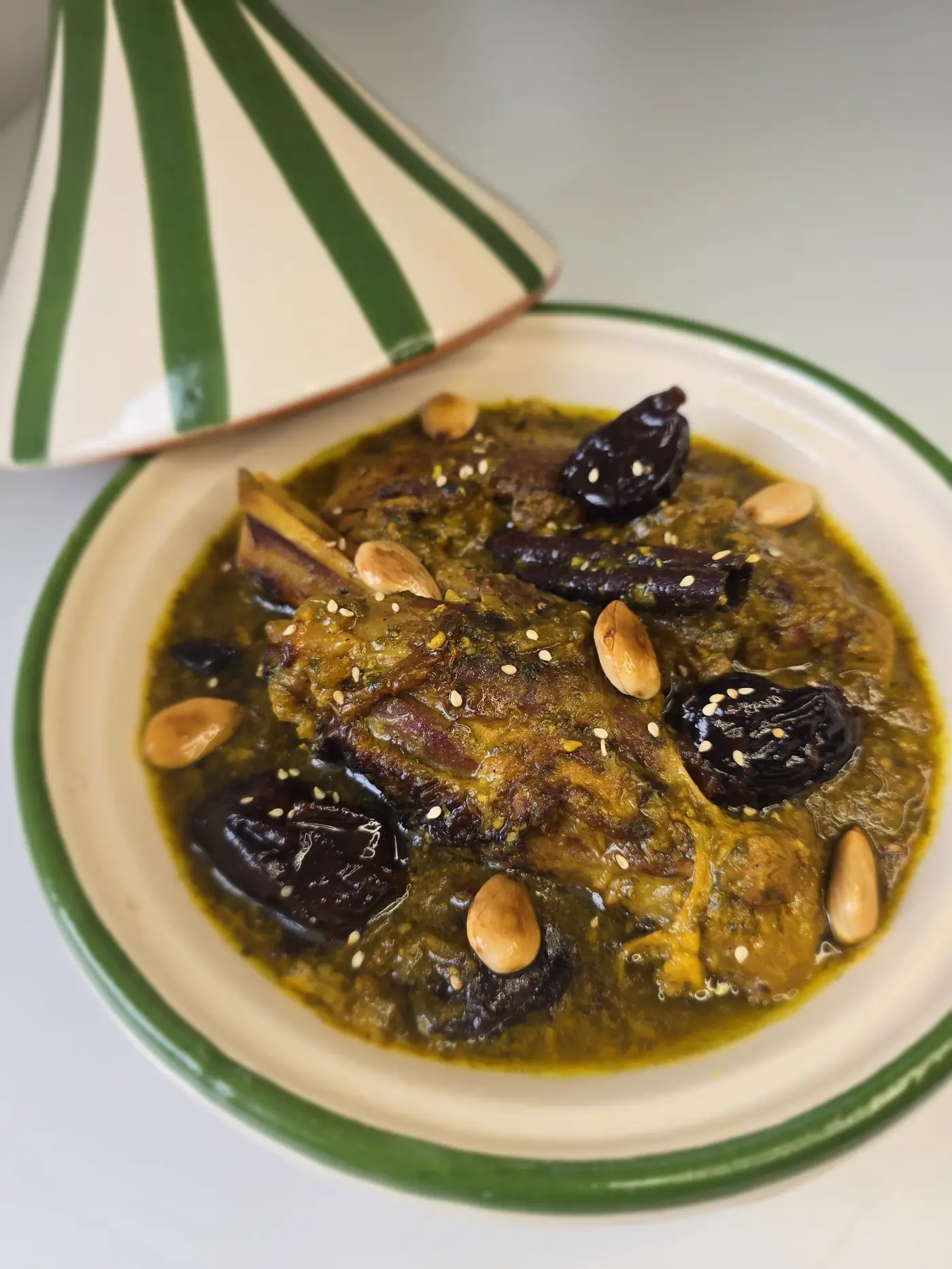 Tajine d'agneau aux pruneaux, amandes et sésame